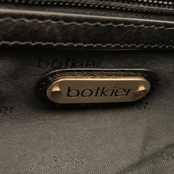 Elegant Black Leather Shoulder Bag with Gold Accents - Picture 6 of 14